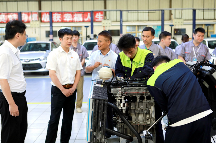 鄭志明參觀汽車實訓室并指導國賽選手技能操作.png