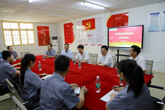 鄭志明在廣西物資學校機電工程系開展座談交流會.png