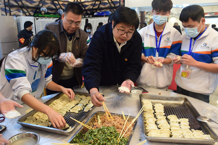 圖片3包餃子大賽現場一.png